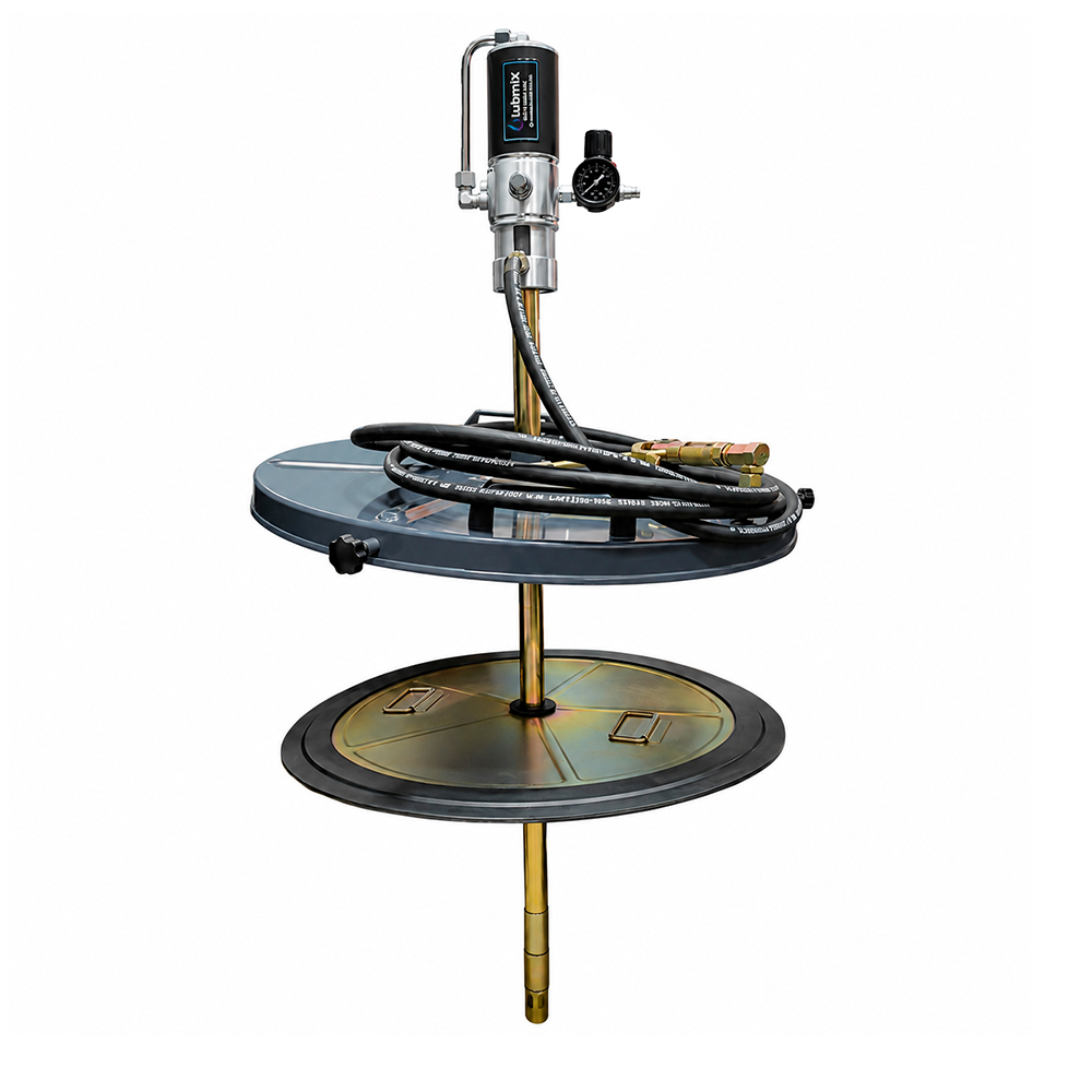 Bomba pneumática para graxa Lubmix montada em conjunto para tambor, equipada com regulador de pressão, mangueira de alta pressão, tampa metálica e placa seguidora. Desenvolvida para lubrificação industrial com transferência eficiente de graxa em oficinas, indústrias e centros de manutenção.