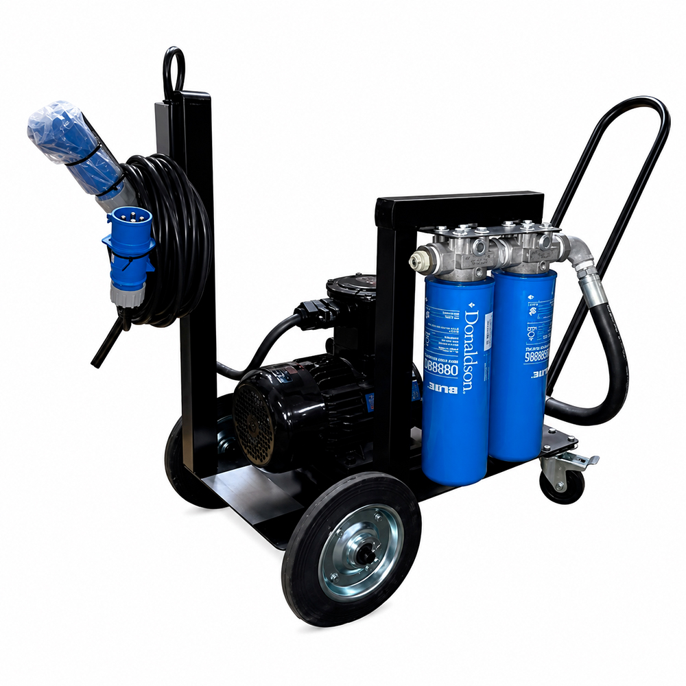 Unidade móvel de filtragem de óleo industrial montada sobre carrinho metálico preto com rodas. O equipamento possui motor elétrico, bomba hidráulica, dois filtros azuis Donaldson de alta capacidade, mangueira hidráulica e cabo elétrico enrolado com plugue industrial azul. A máquina está isolada sobre fundo branco, destacando sua estrutura robusta para aplicações de filtragem e transferência de fluidos industriais.
