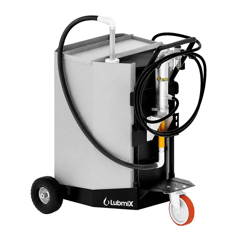 Unidade móvel de lubrificação e filtragem da marca Lubmix, montada sobre um carrinho de três rodas (duas rodas pretas texturizadas na parte traseira e uma roda giratória branca e vermelha na frente). O equipamento possui uma estrutura metálica robusta nas cores cinza claro e preto. Na parte frontal, destaca-se uma bomba pneumática vertical de alumínio com uma seção amarela na base, conectada a mangueiras pretas grossas organizadas em suportes. Ao lado da bomba, há um grande filtro de óleo cilíndrico na cor preta com o logotipo da Lubmix, encimado por um cabeçote de alumínio e um manômetro analógico indicador de pressão. A base preta do carrinho traz o logotipo e o nome "Lubmix" estampados em branco.